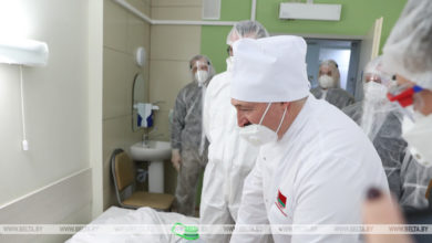Photo of Эйсмонт объяснила, почему Лукашенко в ковидном отделении приподнял маску