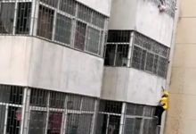 Photo of Курьер в Китае забрался без страховки на третий этаж, чтобы спасти девочку (Видео)