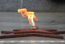 Photo of В Барановичах подростки сожгли венки на Вечном огне
