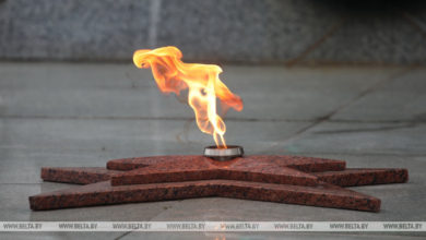 Photo of В Барановичах подростки сожгли венки на Вечном огне