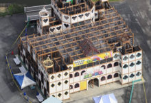 Photo of Шесть человек пострадали при обрушении здания в развлекательном парке в Японии |