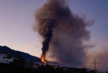 Photo of ФОТОФАКТ: Извержение вулкана Кумбре-Вьеха на испанском острове Ла-Пальма |