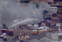 Photo of Самолет упал на жилые дома возле школьного кампуса в США |
