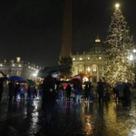 Photo of Рождественскую ель зажгли на площади Святого Петра в Ватикане