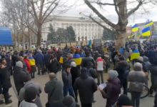 Photo of В Новой Каховке проходит многотысячный митинг против российских оккупантов. ВИДЕО