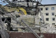 Photo of Российские военные разбомбили городскую больницу в Изюме Харьковской области. ВИДЕО