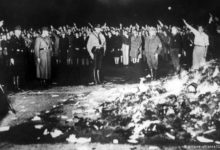 Photo of Российские оккупанты, как и в свое время нацисты, сжигают книги и учебники истории