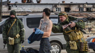 Photo of Российские войска раздают мариупольцам “правила” жизни в оккупации