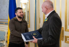 Photo of Зеленский передал в Брюссель заполненную заявку на вступление Украины в ЕС