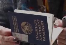 Photo of Белорусы жгут паспорта в знак протеста против соучастия Беларуси в российской агрессии. ВИДЕО