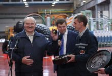 Photo of Лукашенко, который загнал Беларусь под санкции, хочет «красиво выкрутиться» за год-два. Но для этого надо «сжать зубы»