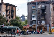 Photo of Гетто для украинцев в оккупированном Мариуполе: очереди за водой и работа за еду