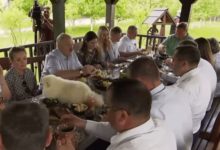 Photo of Лукашенко пригласил чиновников на обед и усадил собаку прямо на стол. ВИДЕО