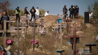 Photo of В освобожденном Лимане обнаружили массовое захоронение с 200 могилами. Среди погибших дети. ФОТО