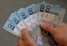 Photo of Белорусы массово переводят свои сбережения в бумажную валюту