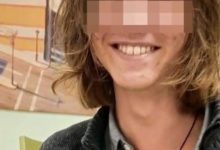 Photo of В сеть попало видео, как сын российского министра есть сырое мясо, откусывает голову живой лягушке и угрожает расстрелять одноклассников. ВИДЕО