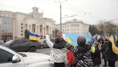Photo of «Это тот момент, ради которого стоило жить». Херсон празднует освобождение: многотысячное шествия с гигантским флагом Украины. ВИДЕО