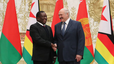 Photo of Давайте дружить санкциями. Лукашенко активизирует связи с подсанкционным Зимбабве