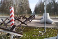 Photo of Противотанковые ежи и бетонные заграждения. Польша начала укреплять границу с Беларусью. ФОТО