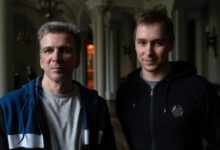 Photo of Сын и отец Кузнечики, прожившие почти два года в посольстве Швеции в Минске, получили статус беженцев в Латвии
