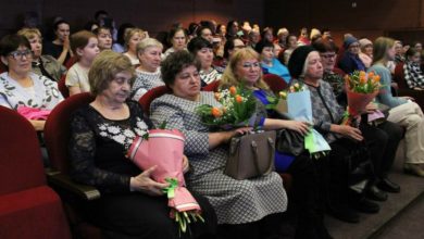 Photo of В России женщинам на 8 марта дарят фотосессии с кителями погибших мужей. ФОТО