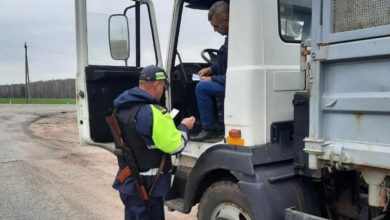 Photo of В Гомельской области на дорогах заметили сотрудников ГАИ с оружием, они проверяют транспорт