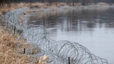 Photo of Мигранты продолжают штурмовать границу ЕС из Беларуси. Теперь по воде