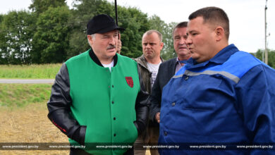 Photo of Лукашенко «в полях» под зонтиком в окружении мокнущих чиновников снова запугал войной. ФОТО