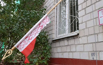 Photo of Флагопад в Беларуси: люди повсеместно срывают флаги режима Лукашенко