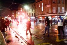 Photo of В Дублине вспыхнули протесты после ранения трех человек, на которых напал неизвестный с ножом
