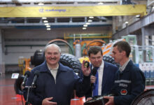 Photo of Лукашенко посоветовал белорусским хоккейным клубам перейти на шайбы «Белшины»