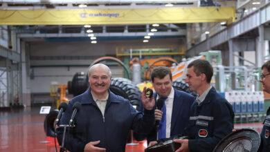 Photo of Лукашенко посоветовал белорусским хоккейным клубам перейти на шайбы «Белшины»