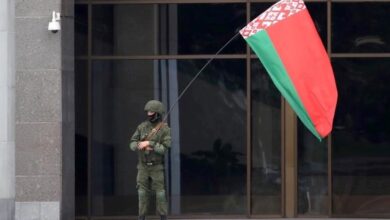 Photo of «Вы нам важны как скот и рабочая сила». Как силовики заставляют белорусов любить красно-зеленый флаг и к чему это приведет