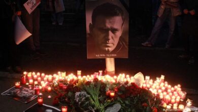 Photo of Тысячное шествие прощания с Навальным: в центре Москвы люди ломали заборы силовиков, чтобы провести его в последнюю путь