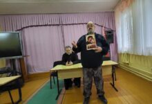 Photo of В Витебской области школьников согнали на встречу с российскими «Z-активистами», которые «освящали» иконами снайперские винтовки