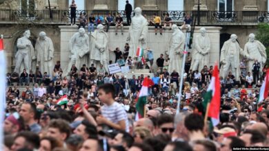 Photo of В Будапеште десятки тысяч человек вышли на акцию против Орбана