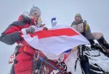 Photo of 64-летняя белоруска подняла бело-красно-белый флаг на пятой по высоте горе мира