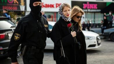 Photo of Девушка с культового снимка одного из женских маршей в Минске покинула Беларусь
