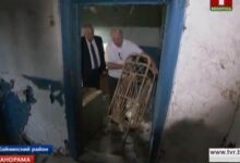 Photo of Лукашенко несколько лет назад присвоил этажерку из заброшенного дома. Об этом рассказали на БТ, но умолчали, что это считается грабежом. ФОТО